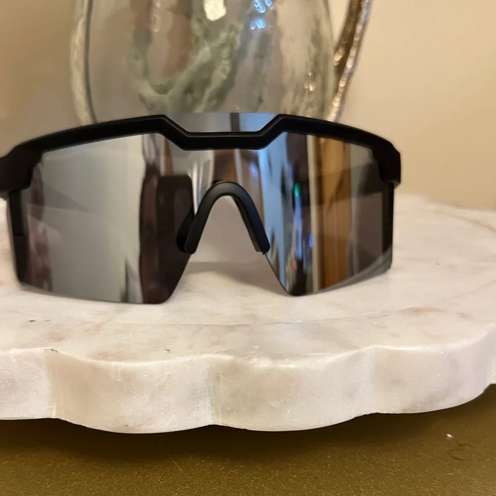 Sport Shield Sunglasses with Mirrored Lens in Black 001